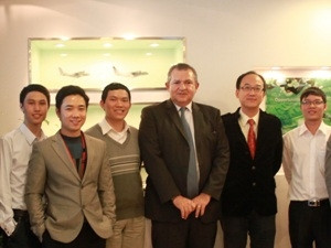 Nhóm tác giả đến từ Phòng nghiên cứu không gian FSpace, Viện Nghiên cứu Công nghệ FPT, Trường Đại học FPT chụp ảnh kỷ niệm cùng ban tổ chức. (Ảnh: Đại học FPT) Nhóm tác giả đến từ Phòng nghiên cứu không gian FSpace, Viện Nghiên cứu Công nghệ FPT, Trường Đại học FPT chụp ảnh kỷ niệm cùng ban tổ chức. (Ảnh: Đại học FPT)