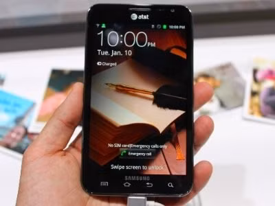 Samsung Galaxy Note Điện thoại hay tablet? Với Samsung, Galaxy Note là cả 2. Smartphone màn hình 5 inch này đi kèm với 1 chiếc bút stylus cho phép bạn ghi chú và vẽ lên màn hình. Galaxy Note hiện đang rất được ưa thích trên toàn thế giới, đặc biệt là tại Hàn Quốc – quê nhà của Samsung.