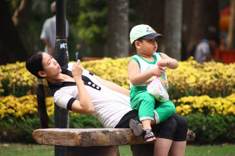 Chụp hình cho bé. Ảnh: nhóm sinh viên. Chụp hình cho bé. Ảnh: nhóm sinh viên.