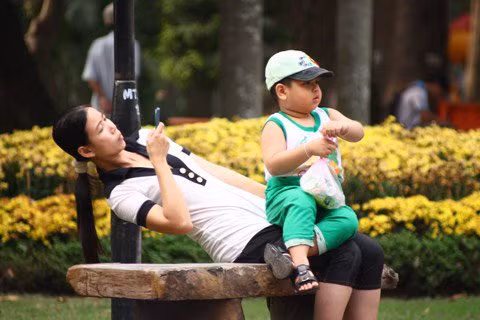 Chụp hình cho bé. Ảnh: nhóm sinh viên. Chụp hình cho bé. Ảnh: nhóm sinh viên.