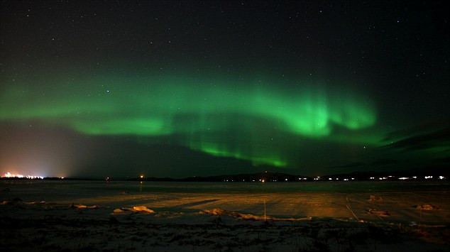 Huyền ảo cảnh bắc cực quang tuyệt đẹp ở Bắc Âu ảnh 10 Thị trấn Lakselv ở Porsanger Fjord, Na uy