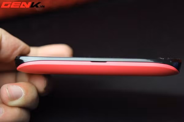 Lumia 710 mỏng khoảng 12mm.