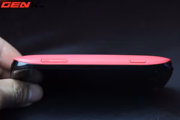 Nút điều chỉnh âm lượng ở cạnh bên.