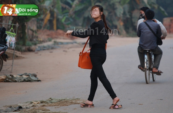 A. - nhân vật nữ đang gây xôn xao cả thị trấn suốt mấy ngày vừa qua. A. - nhân vật nữ đang gây xôn xao cả thị trấn suốt mấy ngày vừa qua.