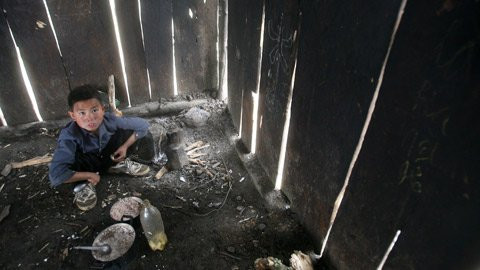 Do nhà xa, cậu học trò lớp 5, trường TH Háng Đồng (Xã Háng Đồng, huyện Bắc Yên, Sơn La) phải ở trọ tai trường. Mỗi tuần Mùa A Câu chỉ về nhà một lần để lấy gạo và một chai măng ngâm ớt để ăn dần cả tuần. Do nhà xa, cậu học trò lớp 5, trường TH Háng Đồng (Xã Háng Đồng, huyện Bắc Yên, Sơn La) phải ở trọ tai trường. Mỗi tuần Mùa A Câu chỉ về nhà một lần để lấy gạo và một chai măng ngâm ớt để ăn dần cả tuần.