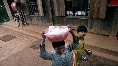 Học sinh lớp 1A ở Trường Tà Xi Láng lại thay phiên nhau đi lấy cơm cho cả lớp. Học sinh lớp 1A ở Trường Tà Xi Láng lại thay phiên nhau đi lấy cơm cho cả lớp.