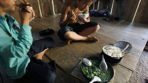 Một mâm cơm tươm tất hơn nhờ có chảo canh rau cải cũng trong bữa trưa của học sinh trường THCS Thượng Nung. Một mâm cơm tươm tất hơn nhờ có chảo canh rau cải cũng trong bữa trưa của học sinh trường THCS Thượng Nung.