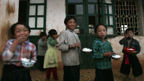 Không có điện, cũng không đèn dầu, bữa chiều các trò nhỏ ở Tà Xi Láng ăn mò trong thời khắc tranh tối, tranh sáng. Không có điện, cũng không đèn dầu, bữa chiều các trò nhỏ ở Tà Xi Láng ăn mò trong thời khắc tranh tối, tranh sáng.