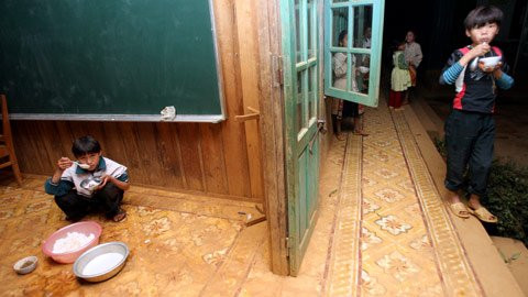 Thầy giáo Nguyễn Hữu Hòa, hiệu trường trường TH và THCS Tà Xi Láng cho biết số bữa cơm có thịt của các em học sinh mỗi năm chỉ đếm trên đầu ngón tay. Thầy giáo Nguyễn Hữu Hòa, hiệu trường trường TH và THCS Tà Xi Láng cho biết số bữa cơm có thịt của các em học sinh mỗi năm chỉ đếm trên đầu ngón tay.