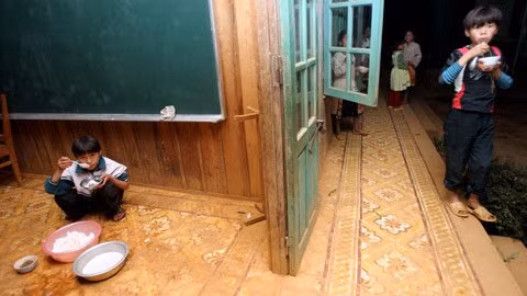 Thầy giáo Nguyễn Hữu Hòa, hiệu trường trường TH và THCS Tà Xi Láng cho biết số bữa cơm có thịt của các em học sinh mỗi năm chỉ đếm trên đầu ngón tay. Thầy giáo Nguyễn Hữu Hòa, hiệu trường trường TH và THCS Tà Xi Láng cho biết số bữa cơm có thịt của các em học sinh mỗi năm chỉ đếm trên đầu ngón tay.