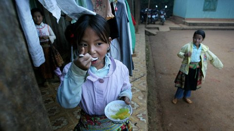 Bát cơm với vài lát bí đao luộc đã là khá tươm tất giúp cô trò nhỏ người H’Mông này cầm cự suốt 5 tiết học buổi sáng.(Trường TH và THCS Tà Xi Láng). Bát cơm với vài lát bí đao luộc đã là khá tươm tất giúp cô trò nhỏ người H’Mông này cầm cự suốt 5 tiết học buổi sáng.(Trường TH và THCS Tà Xi Láng).