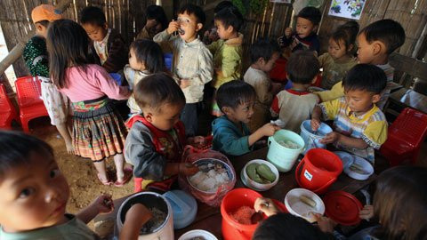 Bữa cơm chỉ có rau và măng của những học sinh mầm non ở điểm trường Chống Chùa (Trường TH Và THCS Tà Xi Láng). Bữa cơm chỉ có rau và măng của những học sinh mầm non ở điểm trường Chống Chùa (Trường TH Và THCS Tà Xi Láng).