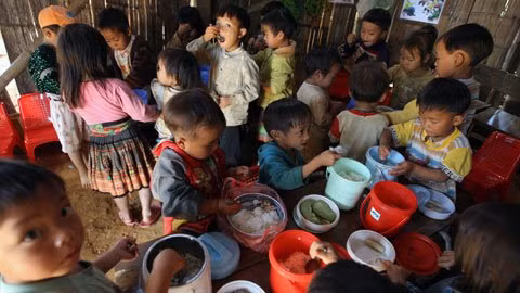 Bữa cơm chỉ có rau và măng của những học sinh mầm non ở điểm trường Chống Chùa (Trường TH Và THCS Tà Xi Láng). Bữa cơm chỉ có rau và măng của những học sinh mầm non ở điểm trường Chống Chùa (Trường TH Và THCS Tà Xi Láng).