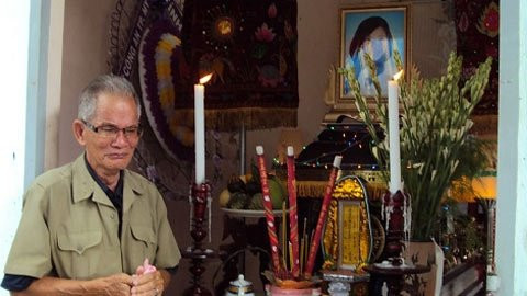 Hình ảnh khó quên trong đám tang Bích Trâm, cô gái dũng cảm chống lại cướp nổi tiếng khắp vùng. Ảnh: Bee.net. Hình ảnh khó quên trong đám tang Bích Trâm, cô gái dũng cảm chống lại cướp nổi tiếng khắp vùng. Ảnh: Bee.net.