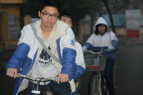 Từ rất sớm, 6 giờ 20 phút sáng nay, các em HS trường THPT Trung Hòa- Nhân Chính đã đến trường. Ảnh, gdtd.vn Từ rất sớm, 6 giờ 20 phút sáng nay, các em HS trường THPT Trung Hòa- Nhân Chính đã đến trường. Ảnh, gdtd.vn