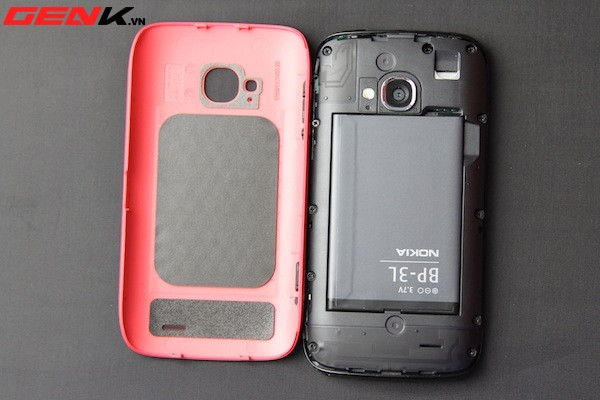 Nắp lưng của Lumia 710 có thể thay thế được với nhiều màu sắc khác nhau, rất hợp với những người thích thay đổi. Nắp lưng của Lumia 710 có thể thay thế được với nhiều màu sắc khác nhau, rất hợp với những người thích thay đổi.