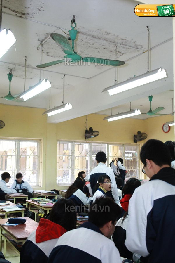 Các lớp học khác ở tầng 1, trần đều có những mảng bong tróc. Các lớp học khác ở tầng 1, trần đều có những mảng bong tróc.