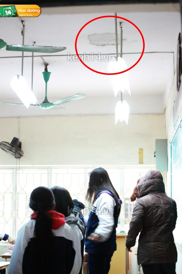 Các lớp học khác ở tầng 1, trần đều có những mảng bong tróc. Các lớp học khác ở tầng 1, trần đều có những mảng bong tróc.