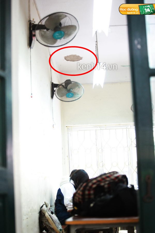 Các lớp học khác ở tầng 1, trần đều có những mảng bong tróc. Các lớp học khác ở tầng 1, trần đều có những mảng bong tróc.