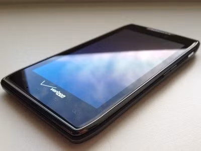 Motorola Droid Razr Maxx Tiếp sau Droid Razr ra mắt vài tháng trước, Motorola đã tung ra bản nâng cấp cho máy với thời lượng pin tốt hơn rất nhiều: Motorola Droid Razr Maxx. Razr Maxx dày hơn bản Droid Razr cũ 1 chút, nhưng bạn sẽ có thêm hàng giờ sử dụng chỉ với 1 lần sạc. Droid Razr Maxx cũng chứng minh cho chúng ta thấy rằng smartphone 4G LTE vẫn có thể có pin tốt như smartphone 3G.