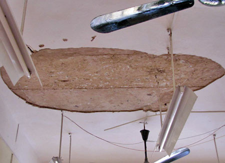 Một mảng vữa lớn ở trần lớp học 11A8 bị bong ra. Ảnh: Hòang Thùy/Vnexpress Một mảng vữa lớn ở trần lớp học 11A8 bị bong ra. Ảnh: Hòang Thùy/Vnexpress