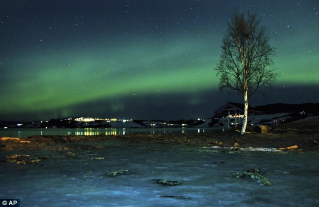 Huyền ảo cảnh bắc cực quang tuyệt đẹp ở Bắc Âu ảnh 2 Cực quang ở gần thành phố Trondheim, Nauy