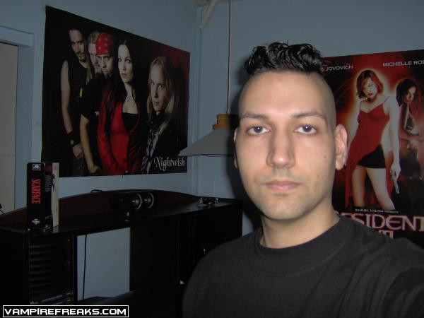 Kẻ xả súng điên loạn ở một trường học tại Montreal, Canada ngày 13/9/2006 là Kimveer Gill, mới 25 tuổi. Trên blog cá nhân, hắn đã đăng các bức ảnh của mình với một khẩu súng trong tay và “tâm sự” hắn cảm thấy “điên dại”, muốn được chết “giữa những làn đạn” giống như một trò chơi sắm vai trên mạng. Cuối cùng, Gill đã mặc áo khoác mưa màu đen, giống như các tay súng trong trò chơi Columbine, mang theo một khẩu súng trường và hai loại vũ khí khác, rồi xả đạn điên loạn tại trường cao đẳng Dawson, trung tâm Montreal. Trước khi tự kết liễu đời mình, hắn đã làm 20 người khác bị thương. Một nạn nhân, nữ sinh viên 18 tuổi, sau đó đã chết trong bệnh viện. 4 người khác hiện đang ở trong tình trạng nguy kịch, trong đó có 3 rất nguy kịch và một đang bị hôn mê sâu. Kẻ xả súng điên loạn ở một trường học tại Montreal, Canada ngày 13/9/2006 là Kimveer Gill, mới 25 tuổi. Trên blog cá nhân, hắn đã đăng các bức ảnh của mình với một khẩu súng trong tay và “tâm sự” hắn cảm thấy “điên dại”, muốn được chết “giữa những làn đạn” giống như một trò chơi sắm vai trên mạng. Cuối cùng, Gill đã mặc áo khoác mưa màu đen, giống như các tay súng trong trò chơi Columbine, mang theo một khẩu súng trường và hai loại vũ khí khác, rồi xả đạn điên loạn tại trường cao đẳng Dawson, trung tâm Montreal. Trước khi tự kết liễu đời mình, hắn đã làm 20 người khác bị thương. Một nạn nhân, nữ sinh viên 18 tuổi, sau đó đã chết trong bệnh viện. 4 người khác hiện đang ở trong tình trạng nguy kịch, trong đó có 3 rất nguy kịch và một đang bị hôn mê sâu.