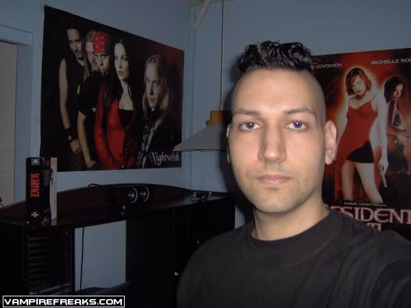 Kẻ xả súng điên loạn ở một trường học tại Montreal, Canada ngày 13/9/2006 là Kimveer Gill, mới 25 tuổi. Trên blog cá nhân, hắn đã đăng các bức ảnh của mình với một khẩu súng trong tay và “tâm sự” hắn cảm thấy “điên dại”, muốn được chết “giữa những làn đạn” giống như một trò chơi sắm vai trên mạng. Cuối cùng, Gill đã mặc áo khoác mưa màu đen, giống như các tay súng trong trò chơi Columbine, mang theo một khẩu súng trường và hai loại vũ khí khác, rồi xả đạn điên loạn tại trường cao đẳng Dawson, trung tâm Montreal. Trước khi tự kết liễu đời mình, hắn đã làm 20 người khác bị thương. Một nạn nhân, nữ sinh viên 18 tuổi, sau đó đã chết trong bệnh viện. 4 người khác hiện đang ở trong tình trạng nguy kịch, trong đó có 3 rất nguy kịch và một đang bị hôn mê sâu.