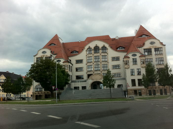 Năm 2002, một thanh niên 19 tuổi, Robert Steinhaeuser, đã bắn chết 12 giáo viên, 1 thư ký, 2 học sinh và một cảnh sát ở trường trung học Gutenberg, tại Erfurt, trước khi tự sát. Steinhaeuser bị đuổi khỏi trường vì giả mạo chữ ký của bác sỹ. Anh ta là thành viên của một câu lạc bộ bắn súng và có giấy phép sử dụng súng. Vụ tấn công khi đó đã khiến Đức nâng tuổi sở hữu vũ khí với mục đích thể thao lên từ 18 đến 21 tuổi. Năm 2002, một thanh niên 19 tuổi, Robert Steinhaeuser, đã bắn chết 12 giáo viên, 1 thư ký, 2 học sinh và một cảnh sát ở trường trung học Gutenberg, tại Erfurt, trước khi tự sát. Steinhaeuser bị đuổi khỏi trường vì giả mạo chữ ký của bác sỹ. Anh ta là thành viên của một câu lạc bộ bắn súng và có giấy phép sử dụng súng. Vụ tấn công khi đó đã khiến Đức nâng tuổi sở hữu vũ khí với mục đích thể thao lên từ 18 đến 21 tuổi.