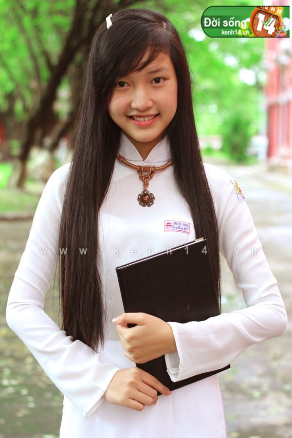 Lê Trần Ngọc Trân Ngọc Trân (sinh năm 1995) là Hoa khôi THPT Quốc Học, cùng đợt thi với Nhật Hà. Trân từ lâu đã là gương mặt MC quen thuộc ở Huế. Ngoại hình xinh xắn cộng với chiều cao nổi bật là những lợi thế của cô nữ sinh chuyên Văn – Ngọc Trân. Ngoài ra, Trân còn rất tích cực tham gia các hoạt động Đoàn. Cô bạn hiện đang là bí thư chi đoàn lớp 11 Văn. Lê Trần Ngọc Trân Ngọc Trân (sinh năm 1995) là Hoa khôi THPT Quốc Học, cùng đợt thi với Nhật Hà. Trân từ lâu đã là gương mặt MC quen thuộc ở Huế. Ngoại hình xinh xắn cộng với chiều cao nổi bật là những lợi thế của cô nữ sinh chuyên Văn – Ngọc Trân. Ngoài ra, Trân còn rất tích cực tham gia các hoạt động Đoàn. Cô bạn hiện đang là bí thư chi đoàn lớp 11 Văn.