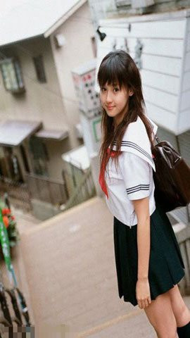 Molly Elgin, một giáo viên dạy tiếng Anh tại Fukushima cũng cho rằng: Mặc dù trường học ở đây không bắt buộc học sinh mặc đồng phục, nhưng chúng vẫn thích mặc. Kể cả những khi không phải đến trường, tôi cũng thấy các em diện những bộ đồng phục của mình. Khi mặc đồng phục, chúng vẫn có thể tự tin xuống phố thì việc gì phải đau đầu lựa chọn trang phục khác.