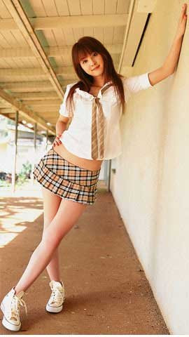 Khác với nhiều nước coi đồng phục là quy định bắt buộc, thì ở Nhật, học sinh luôn yêu quý và gắn bó với bộ đồng phục của mình. Một nữ sinh chia sẻ: “Chúng em cảm thấy mình dễ thương, sành điệu và tự tin hơn khi mặc đồng phục.”