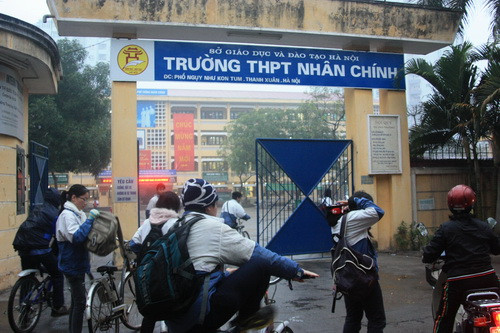 Cổng trường lúc 6 giờ 40 phút sáng, học sinh rất khẩn trương đến trường. Ảnh, gdtd.vn Cổng trường lúc 6 giờ 40 phút sáng, học sinh rất khẩn trương đến trường. Ảnh, gdtd.vn