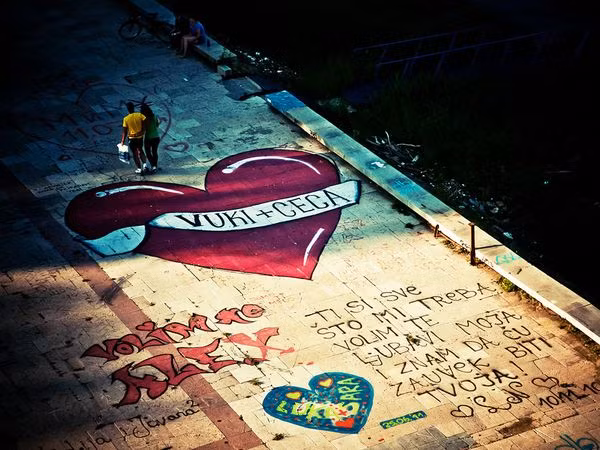 Những cặp tình nhân đi dạo trên bờ sông Belgrade, Serbia - Ảnh: David Konecny.