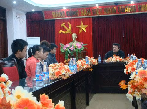 Hiệu trưởng Hoàng Minh Khánh (phải). Ảnh LD