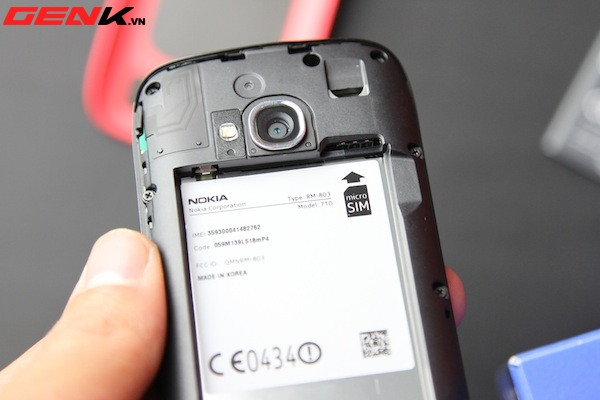 Máy cũng sử dụng microSIM như Lumia 800. Máy cũng sử dụng microSIM như Lumia 800.