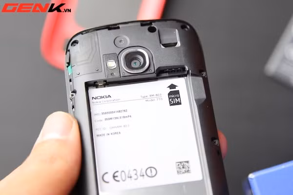 Máy cũng sử dụng microSIM như Lumia 800.