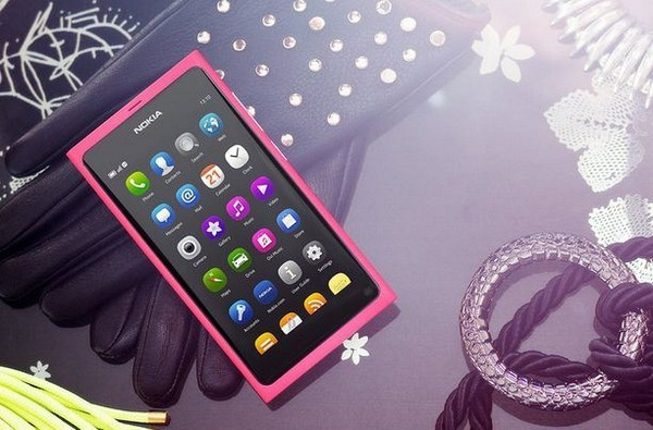 Nokia Lumia 800/Nokia N9 Pink Có thể nói Lumia 800/N9 là 1 trong những smartphone có thiết kế đẹp nhất từ trước đến nay. Lớp vỏ làm từ 1 miếng polycarbonat 1 màu của máy cùng màn hình trước viền đen đã tạo nên 1 kiệt tác mà một khi đã chạm vào bạn sẽ cảm thấy không nỡ đặt xuống. Cả Nokia Lumia 800 và N9 đều mang đến những cảm nhận mới mẻ không chỉ qua thiết kế mà còn cả hệ điều hành máy sử dụng. Windows Phone 7 với giao diện Metro sinh động và Live Tiles hữu ích hay MeeGo đơn giản dễ dùng đều là những lựa chọn “đáng tiền”. Nokia Lumia 800/Nokia N9 Pink Có thể nói Lumia 800/N9 là 1 trong những smartphone có thiết kế đẹp nhất từ trước đến nay. Lớp vỏ làm từ 1 miếng polycarbonat 1 màu của máy cùng màn hình trước viền đen đã tạo nên 1 kiệt tác mà một khi đã chạm vào bạn sẽ cảm thấy không nỡ đặt xuống. Cả Nokia Lumia 800 và N9 đều mang đến những cảm nhận mới mẻ không chỉ qua thiết kế mà còn cả hệ điều hành máy sử dụng. Windows Phone 7 với giao diện Metro sinh động và Live Tiles hữu ích hay MeeGo đơn giản dễ dùng đều là những lựa chọn “đáng tiền”.