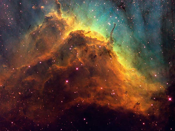 Những hình ảnh vũ trụ tuyệt đẹp (P1) ảnh 10 Tinh vân Pelican dường như bị nung nóng bởi những ngôi sao mới hình thành trong bức ảnh ghi lại bởi Đài thiên văn Mỹ ở bang Arizona. Những phần có màu xanh của tinh vân là khí ôxy, xanh lá cây là hyđrô và màu đỏ là lưu huỳnh.