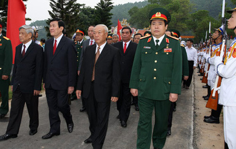 Các vị lãnh đạo đến đặt vòng hoa và dâng hương tại Bến K15.