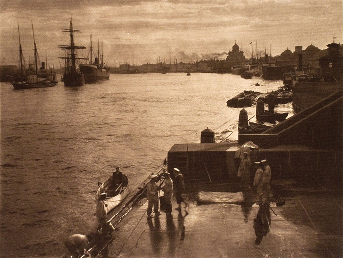 Saint-Peterburg là một trung tâm lớn thứ nhì sau Moskva về kinh tế, văn hóa và khoa học của Nga, nhưng nếu nói về phương diện tham quan du lịch thì nó còn hơn cả Moskva cổ kính.