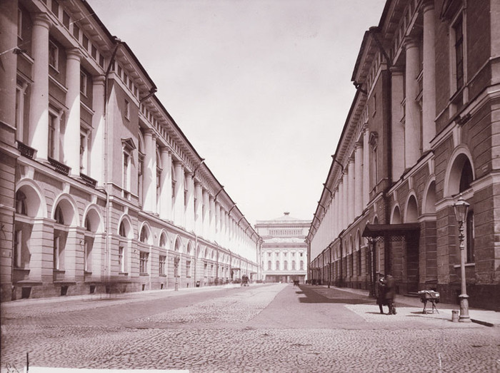 Vào năm 2004 Saint -Peterburg đã đón nhận 3,4 triệu du khách từ khắp thế giới. Số du khách đến thăm thành phố trong những năm gần đây tăng liên tục. Do thành phố có một hệ thống kênh đào chằng chịt với vô số những chiếc cầu cổ kính ở bên trên nên nó cũng được mệnh danh là Venice của phương Bắc.