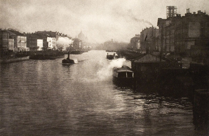 Trải qua nhiều thế kỉ, tên của thành phố cũng bị thay đổi nhiều lần, thí dụ Saint-Peterburg và Sankt Peterburh. Sau khi nổ ra Chiến tranh thế giới lần I, vào năm 1914 người ta đã đổi tên thành phố thành Petrograd để tránh tên gốc Đức vì lúc đo Nga đang giao chiến với Đức.