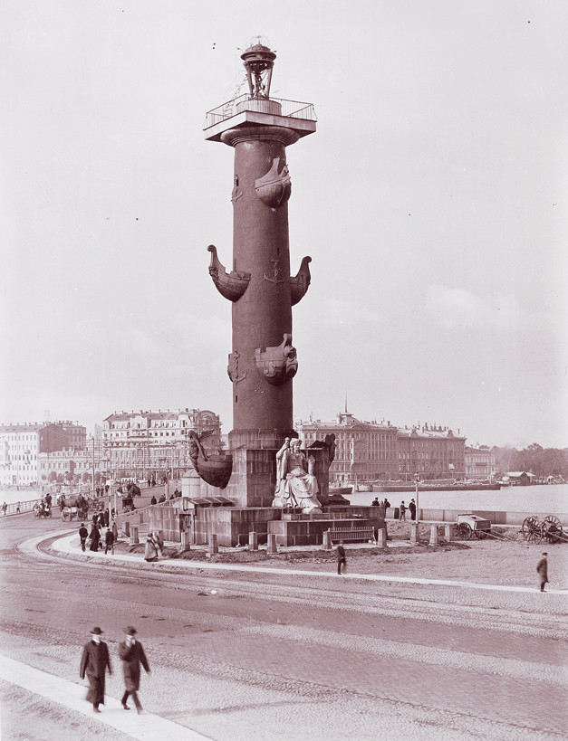 Saint-Peterburg còn là một đầu mối giao thông lớn về đường sắt và đường bộ và là một trong những cảng biển lớn nhất của Nga. Đây cũng là căn cứ chính của hải quân Nga (Hạm đội Baltic). Cảng sông được các tuyến đường thủy nối liền với các biển Bạch Hải, biển Azov, biển Caspi và biển Đen. Thành phố cũng có một phi trường quốc tế: Sân bay Pulkovo.