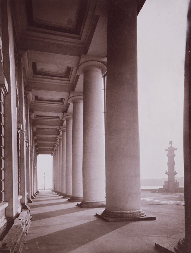 Do thành phố này nằm ở vị trí rất xa về phương Bắc nên nó còn nổi tiếng với hiện tượng các đêm trắng, là các đêm sáng như trăng rằm mà không hề có trăng. Do sự khúc xạ ánh sáng Mặt Trời từ phía bên kia Địa cầu đang là "ban ngày", vượt qua miền Cực Bắc để tỏa sáng xuống thành phố. Đôi khi cũng có thể trông thấy hiện tượng cực quang.