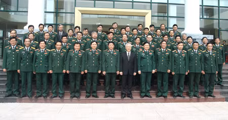 Tổng bí Thư Nguyễn Phú Trọng chụp ảnh lưu niệm với cán bộ, lãnh đạo của Học viện Chính trị