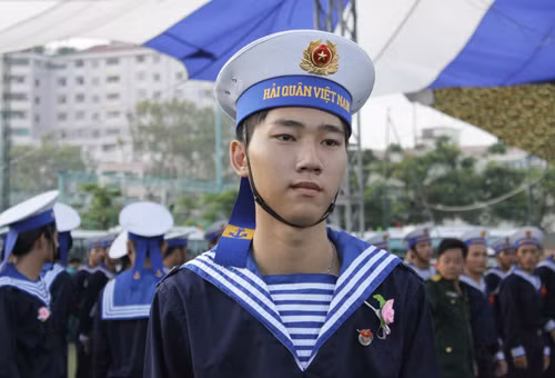 Đoàn viên Hùng Minh Hiếu, 18 tuổi, sống tại phường 3, quận 4 trong ngày hội tòng quân.