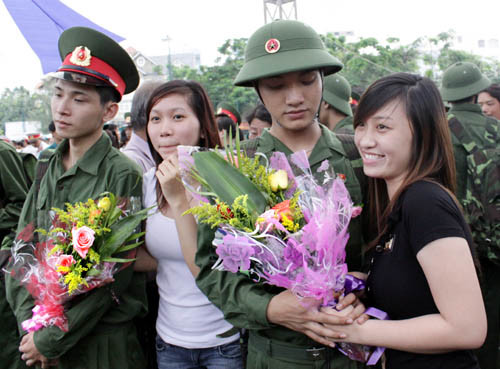 Cùng bạn bè chụp ảnh lưu niệm Cùng bạn bè chụp ảnh lưu niệm