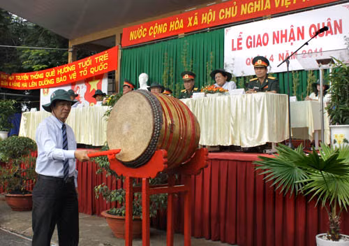 Ông Nguyễn Tiến Đạt, Chủ tịch UBND quận 4, nổi hồi trống mở hội giao quân