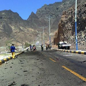 Những người Yemen quan sát nơi xảy ra vụ tấn công tự sát nhắm vào đoàn xe của Bộ trưởng Quốc phòng Những người Yemen quan sát nơi xảy ra vụ tấn công tự sát nhắm vào đoàn xe của Bộ trưởng Quốc phòng
